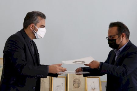 یک ایرانی مقیم فرانسه ۱۰ تابلوی نقاشی استاد حسین بهزاد را به وزارت میراث‌فرهنگی اهدا کرد